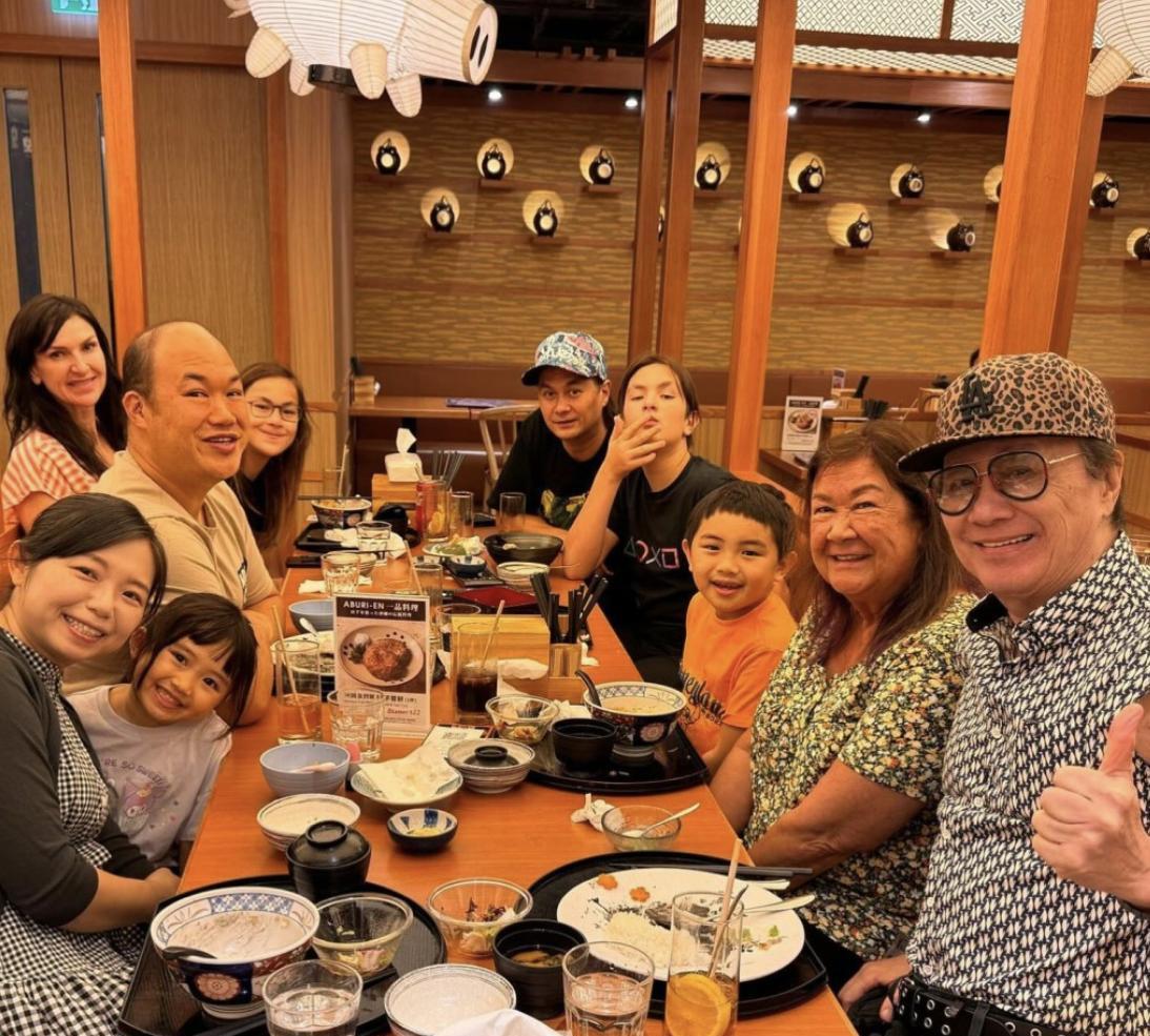 许冠杰迎来76岁生日，一家人低调、简单庆祝，一起在某大型商场逛街，顺便吃饭庆祝。