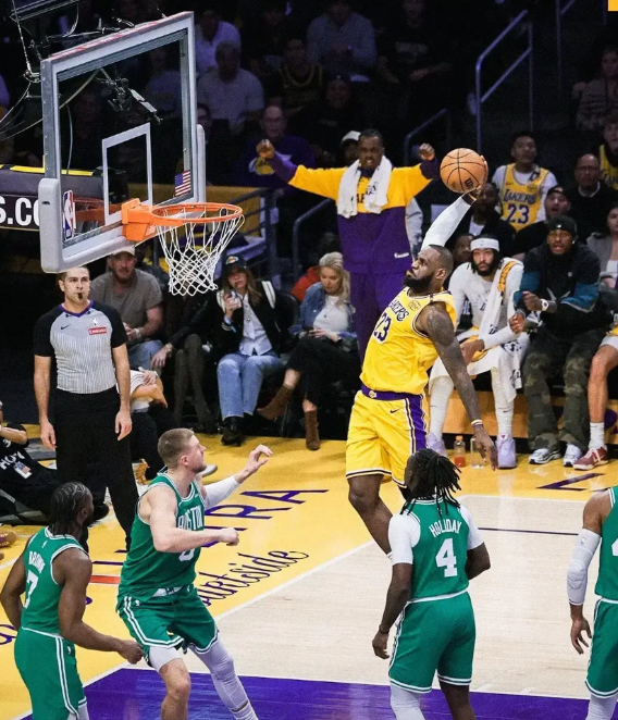 波尔津吉斯谈詹姆斯扣篮：

“这种情况下，最好就不要给勒布朗加罚的机会了，很难防