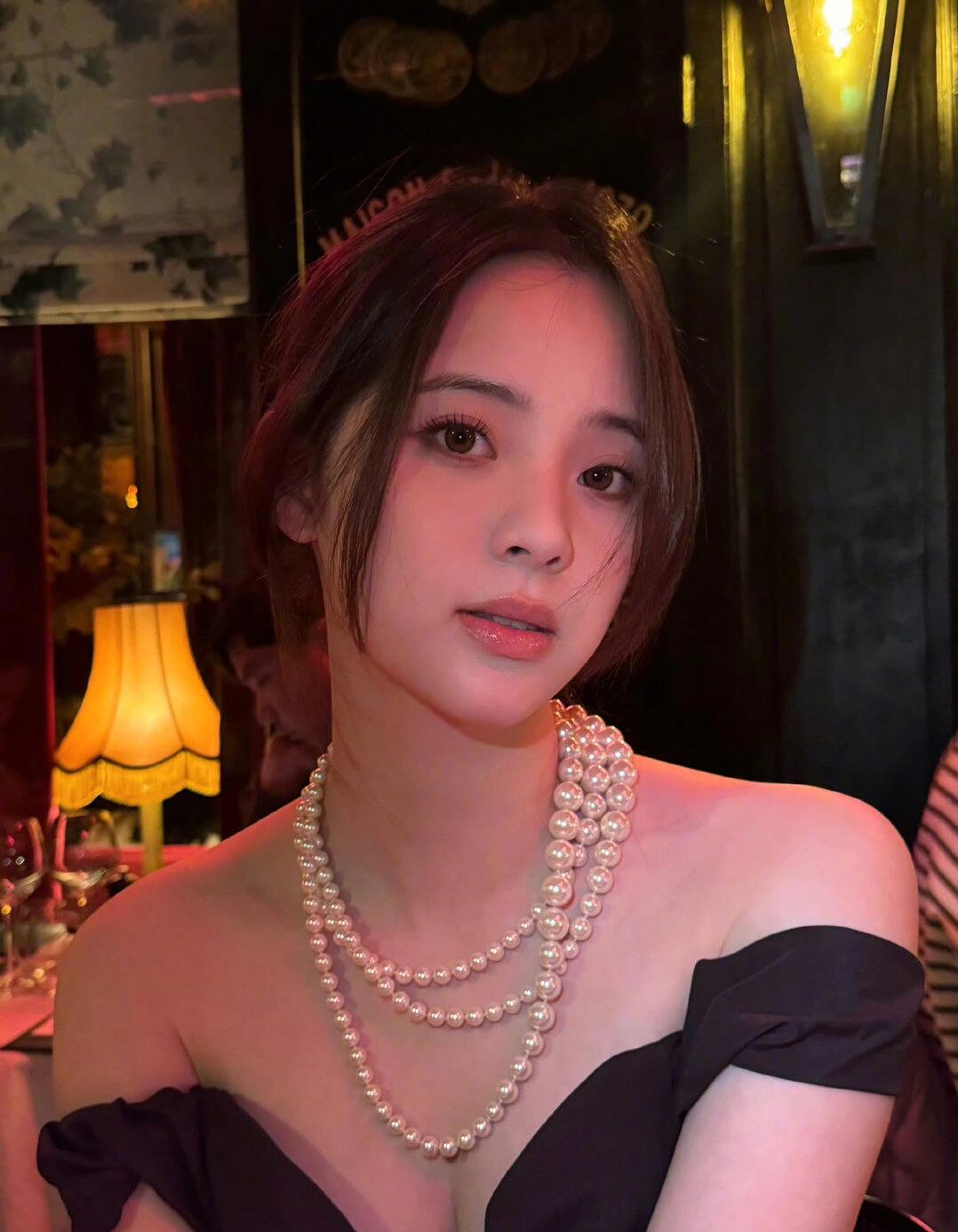 欧阳娜娜叠戴珍珠项链