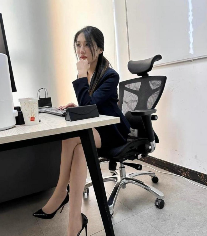 刘主管刚刚调到检测部门，就把张婷的工资从8500降到了5000。张婷没有反抗，却