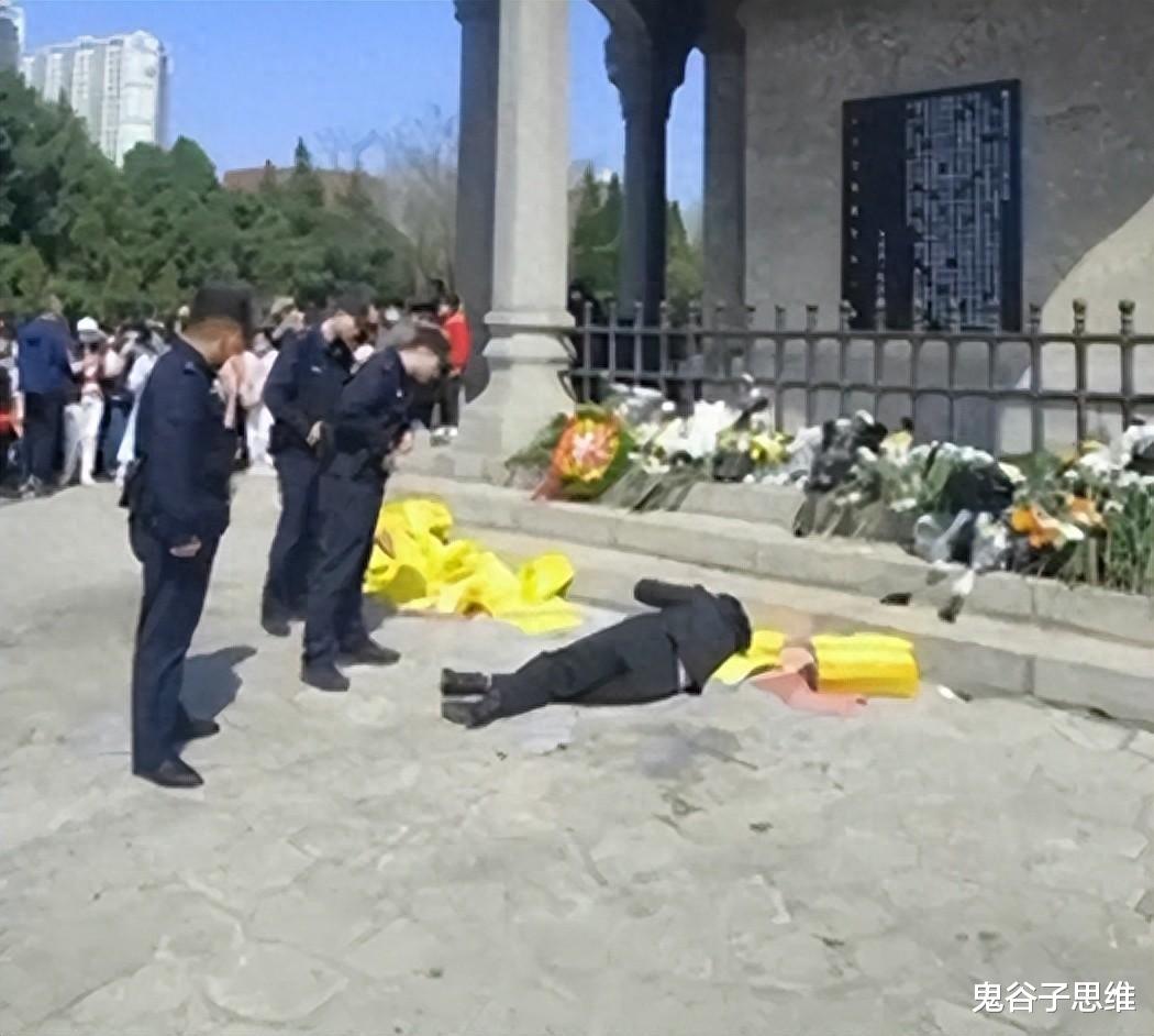 荒诞摆拍亵英魂，两人直播攀爬烈士墓被抓，法律与道德的双重警钟