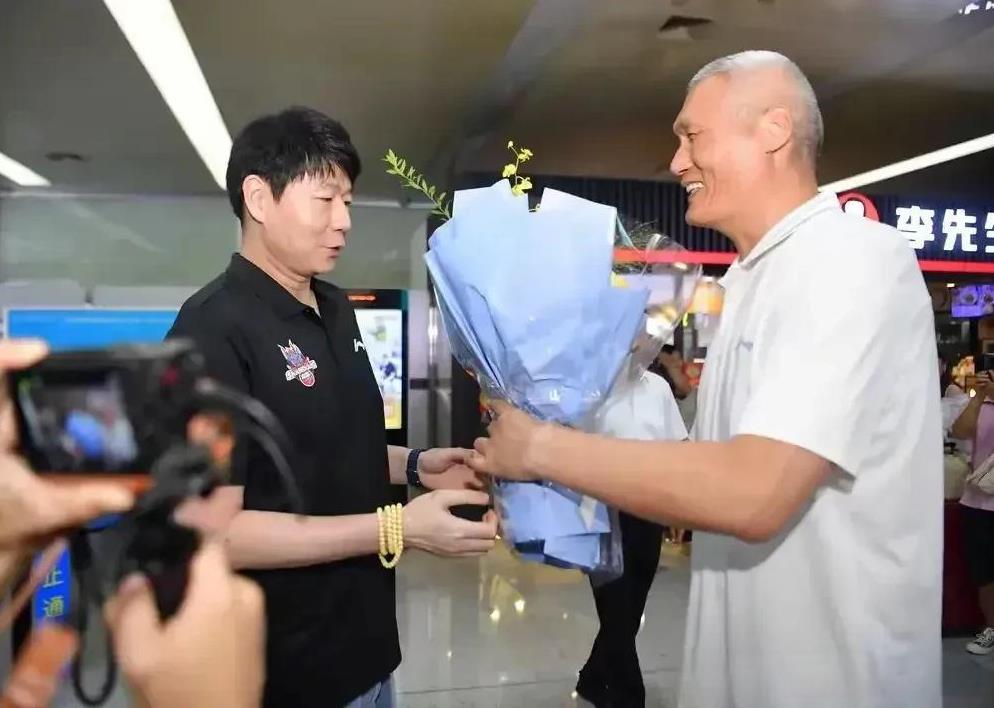 山东男篮邱彪主教练学习杜峰发红包，这是一个非常重要的因素，球队成绩排名前四，历史