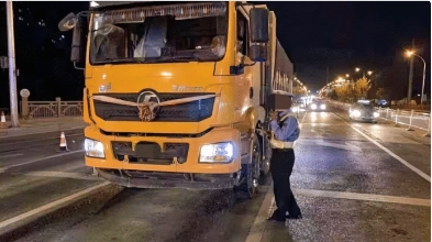 “你扣我的证，我停你的红绿灯！”广西，一大货车逆行被交警拦下，司机驾照被暂扣，岂
