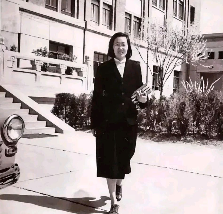 1960年，北大才女王承书狠心抛弃丈夫和孩子，从此音信全无。17年后，当看到满头