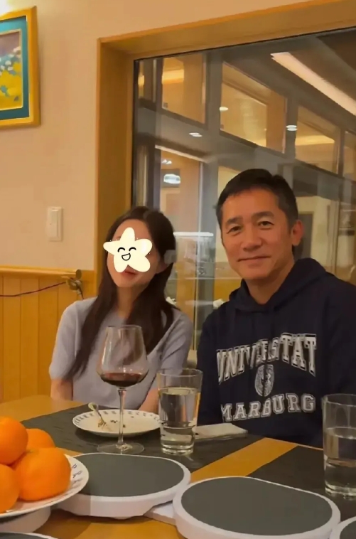 之所以会有人觉得梁朝伟的娇羞是假的，主要是因为梁朝伟的人生经历，可不是娇羞的人做