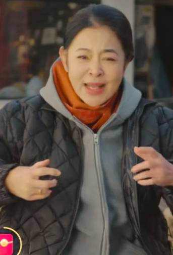 我猜，现在倪萍肯定很后悔参加《一路繁花》，她发了一条过年的视频上了热搜，可评论区