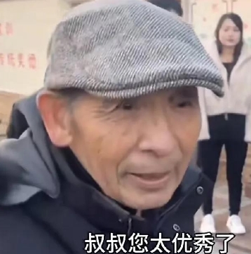 刘强东父亲走哪年轻人跟哪采访，老爷子给大家发零食，孩子们说，叔叔你太优秀了，培养