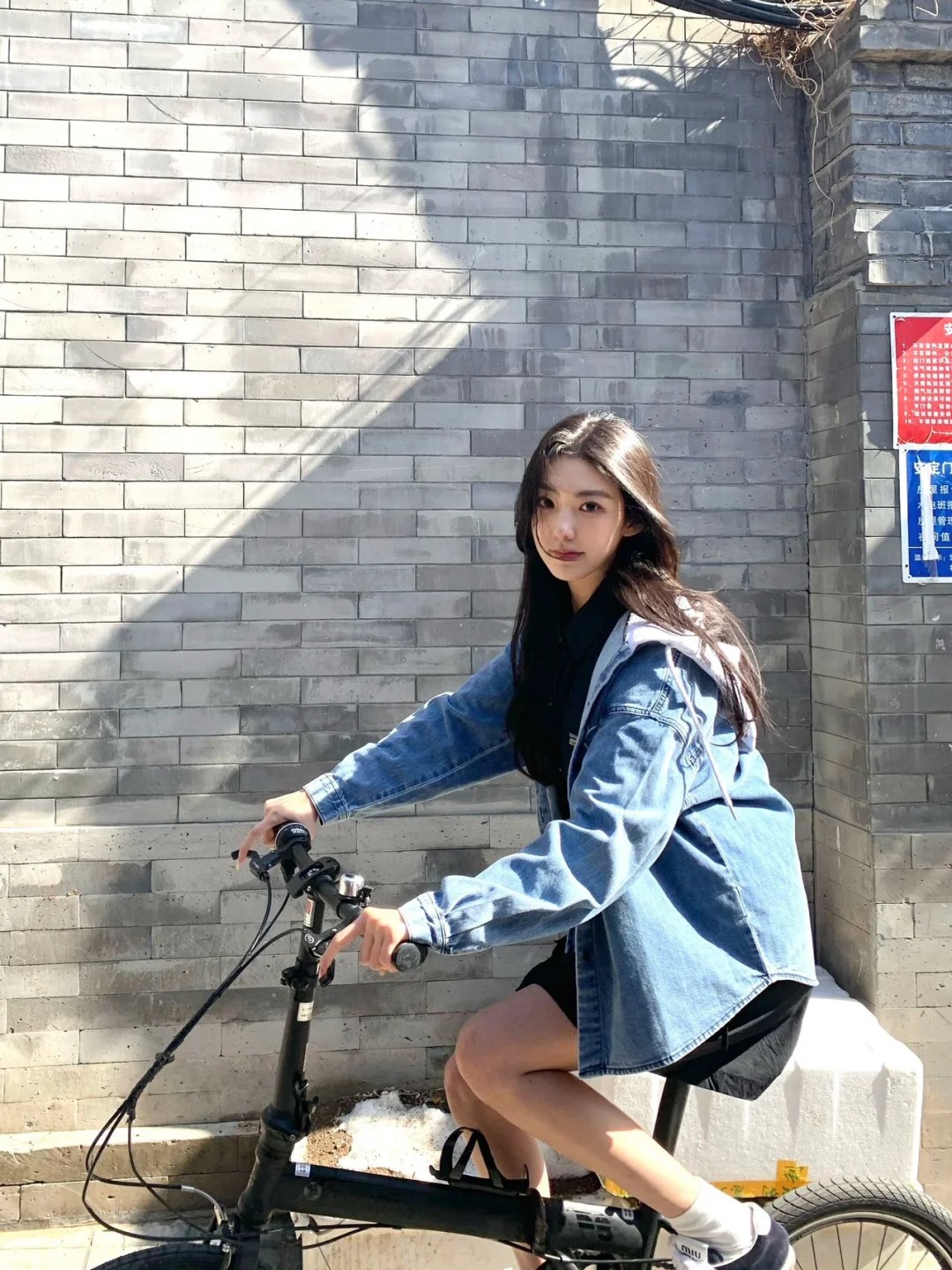 阳光下的春日骑行
北京最近可算是暖和了 春天要来咯
第一次在鼓楼的小巷里骑车 阳