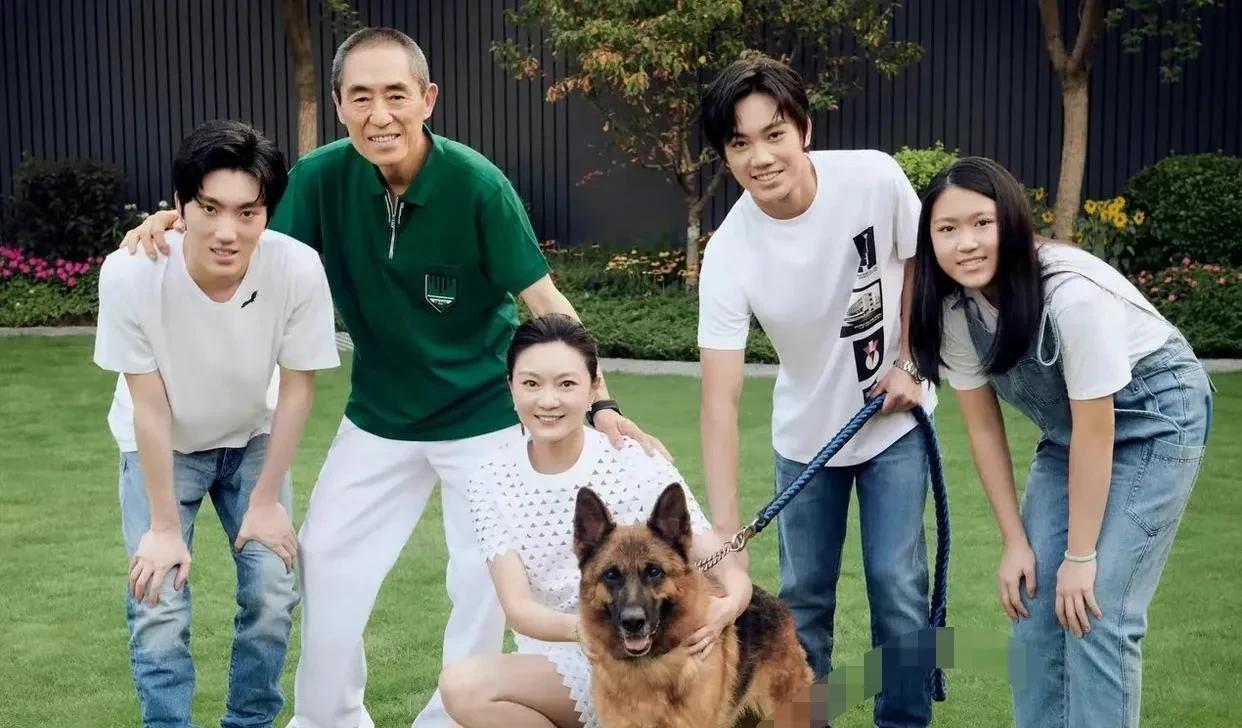张艺谋全家福。
妻子貌美如花。两儿一女青春阳光。
一家五口其乐融融，画面温馨