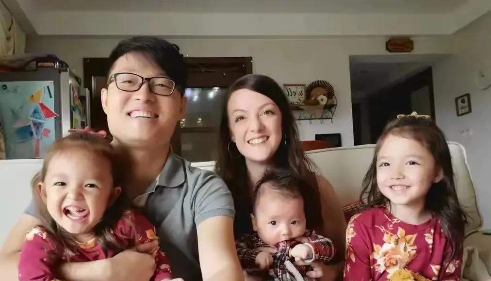 河南小伙一无所有，娶美国女孩生了好几个混血娃娃。大家可能都知道了这个事，小伙子和