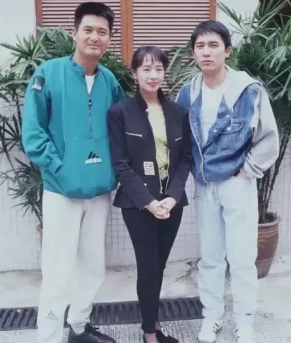能把中间女孩认识，证明你电视没有白看。