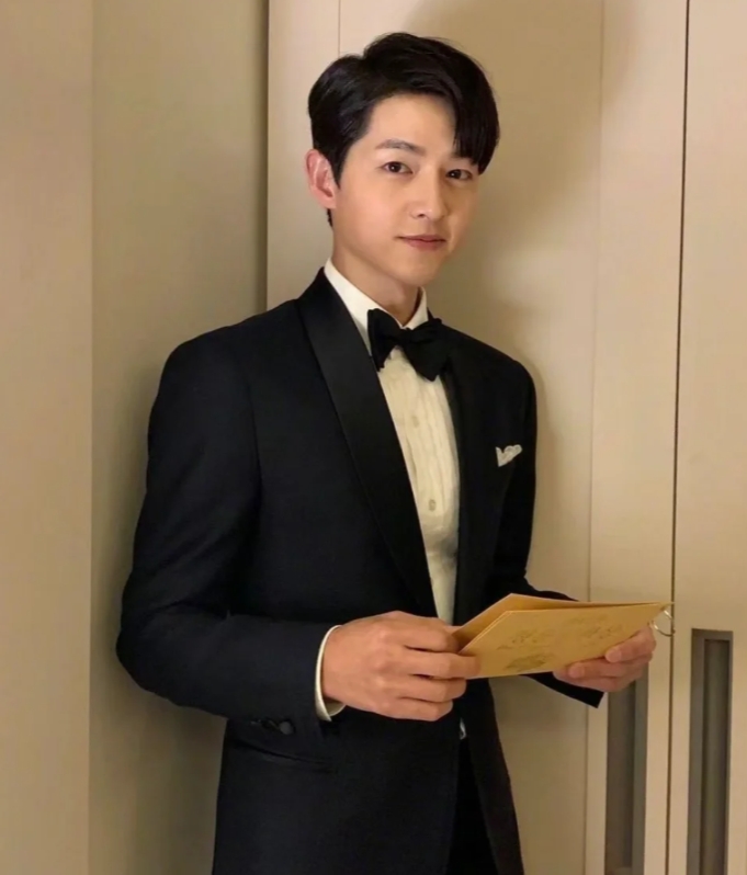 宋仲基独自带娃遛狗，满脸幸福！