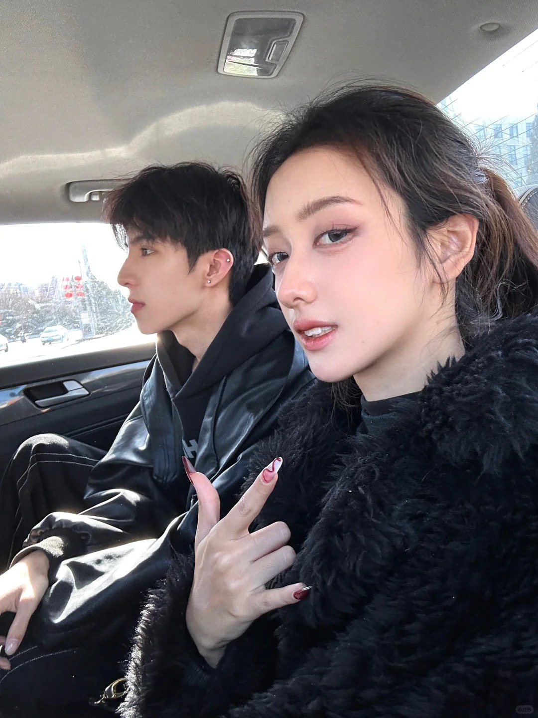 06美术生｜“你们是情侣吗”
来北京陪考啦哈哈 很久没画过这么最淡的妆了
和弟弟