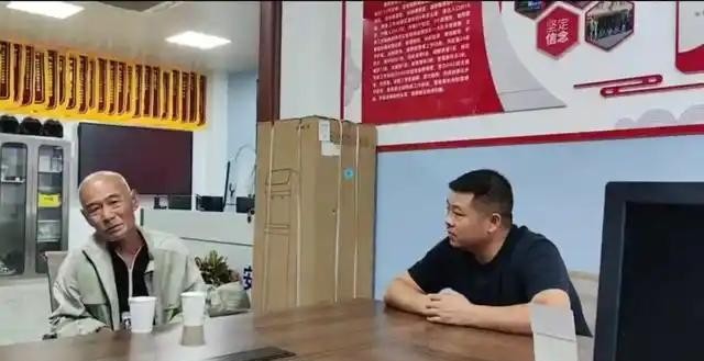 流浪汉捡钱交警 帮其找到失散亲人

                      