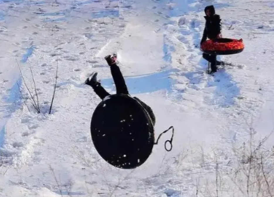 2022年1月31日，一5岁男孩随舅舅滑野雪，与从另一山头滑下来的男子相撞。男孩