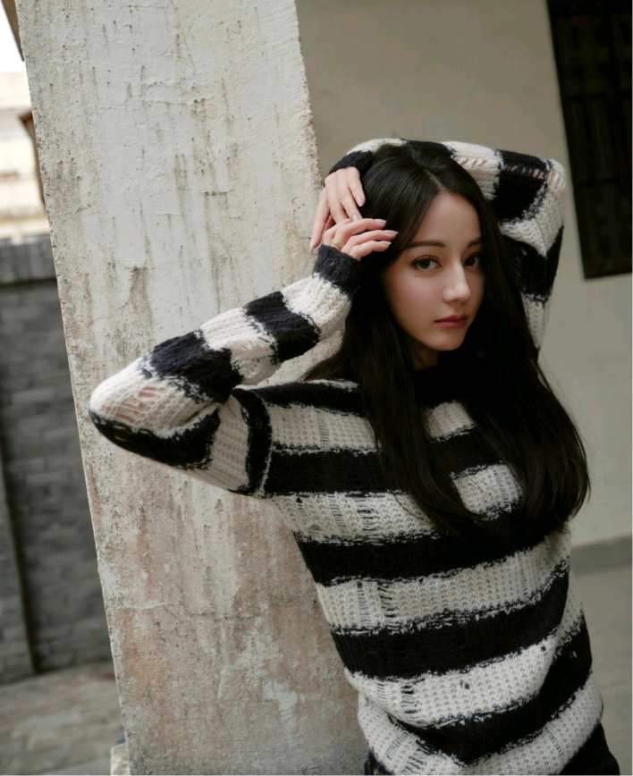 迪丽热巴，黑白条纹甜美穿搭