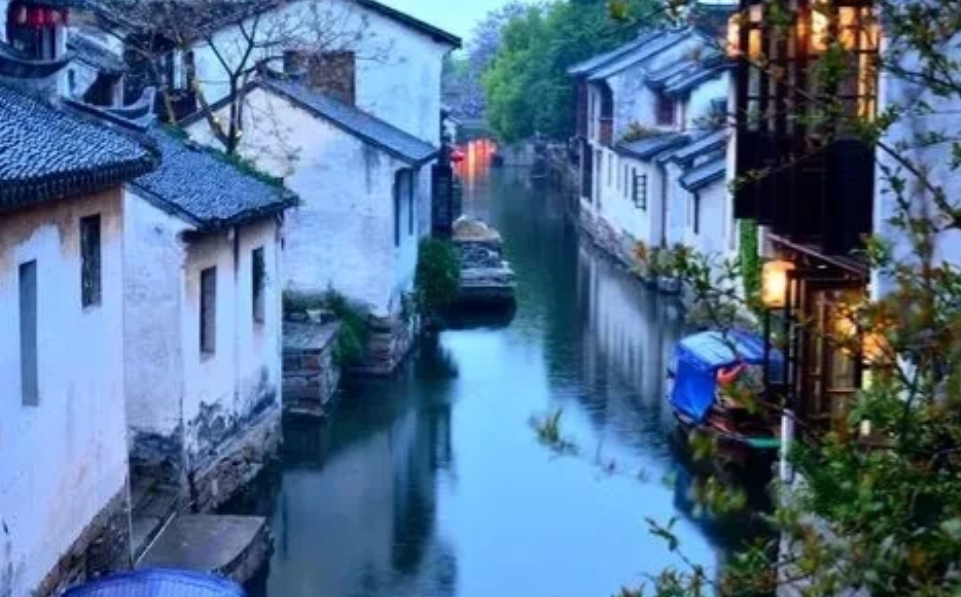 暑假和朋友一起去了昆山周庄旅游，真的被那里的水乡美景和深厚的文化底蕴震撼到了。
