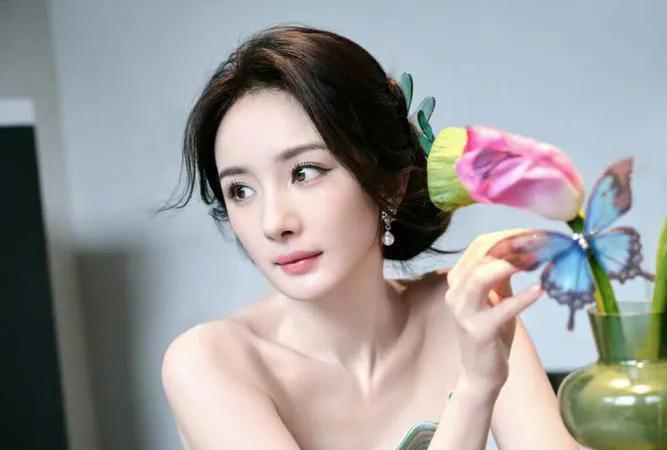 #杨幂美貌如何#杨幂美貌出众。她拥有精致的五官和那种清新脱俗的气质，让人眼前一亮