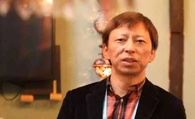 主持人问张朝阳:“你平时刷抖音、看视频、玩手机吗？”张朝阳摇摇头:“我不玩手机，