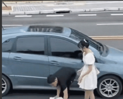 某天，一名司机帮女乘客把行李搬上了车的后备厢，然后准备开车。谁知，当他刚准备发动
