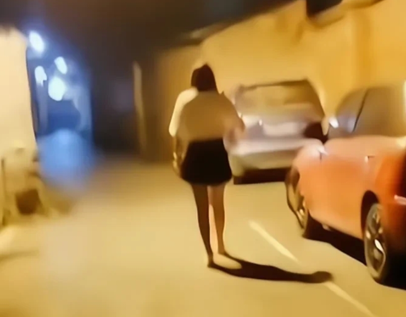 山东一男子，深夜尾随女子回家，见女子独居，从窗户翻入，要求女子给他10万，否则就