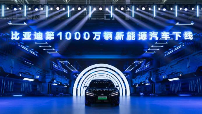 王传福向游戏科学创始人冯骥交付了比亚迪第1000万辆新能源汽车
 
11月18日