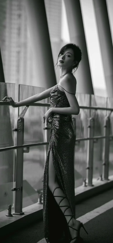 万茜又美又飒知性干练，长相耐看气质很特别，为啥她老公还出轨？