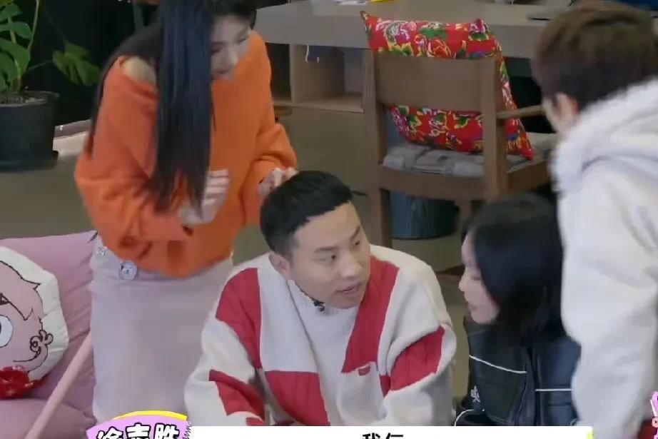 徐志胜：我戴了三个假发片！
吴昕：你从哪儿扣的？
李雪琴：满脑袋都是！
陈冰：那