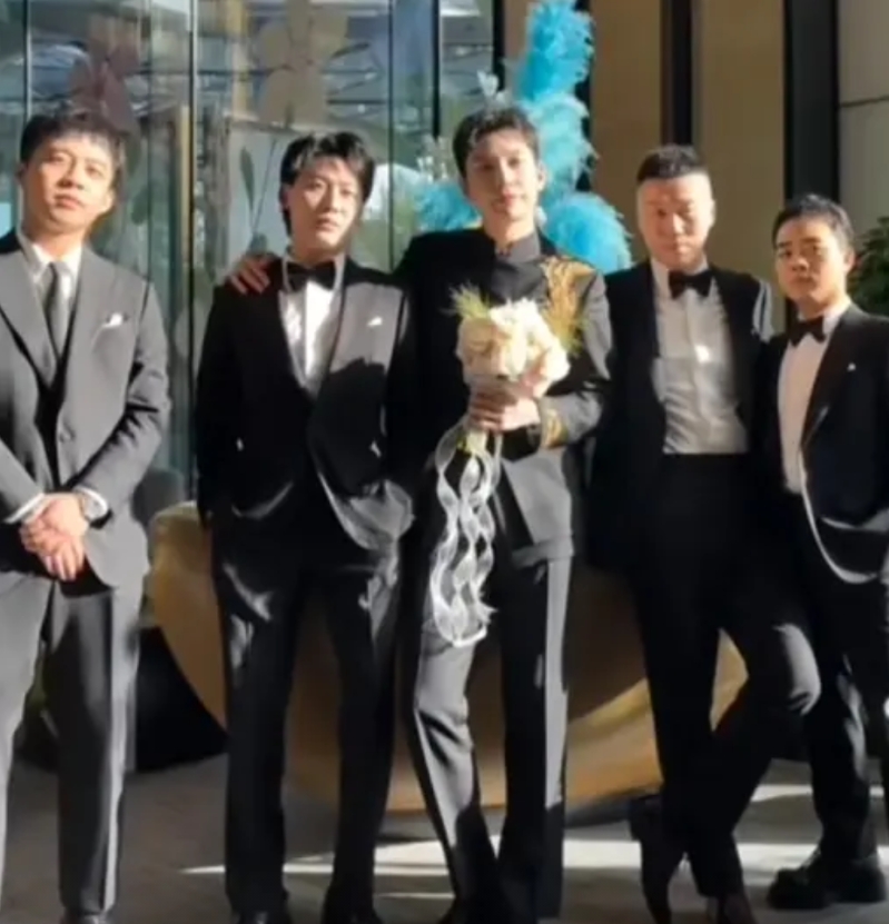 11月18日，德云社的王九龙与开心麻花的朱琳举办婚礼。王九龙身高191CM，4位