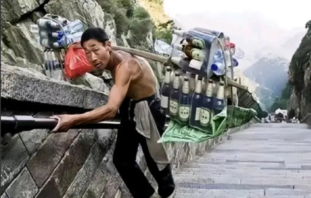 泰山索道闲着，人却累成狗？这操作，真谜！
百斤重担，六千台阶，人工挑，这是玩命啊