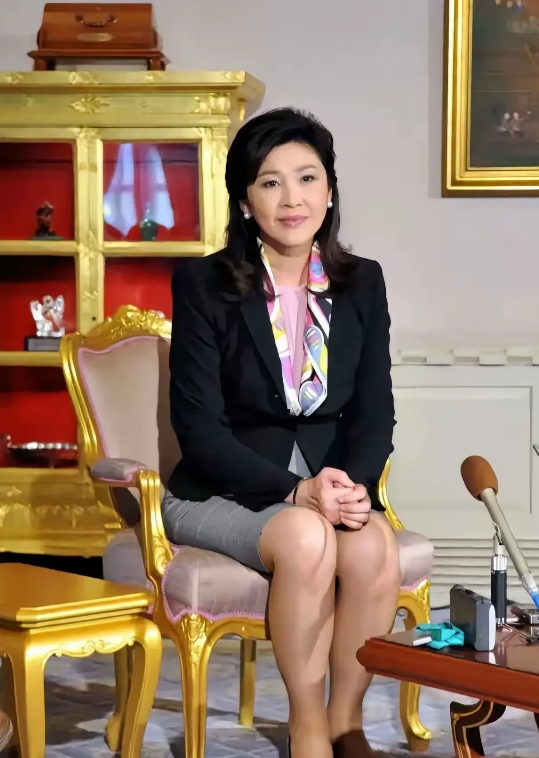 曾经亚洲的绝世美女也老了，岁月不饶人啊！发福长胖了，脸上圆润，但坐着都显得端庄大