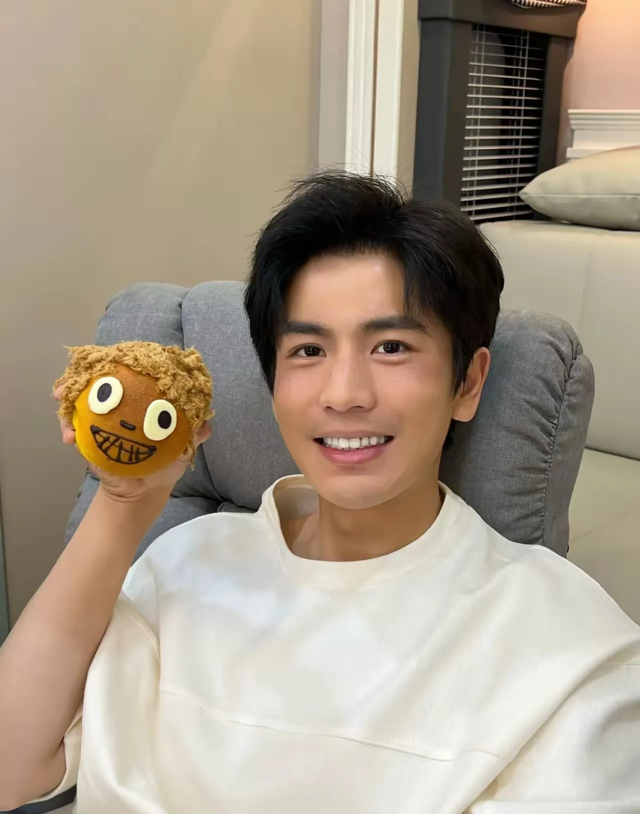 张凌赫从贵到土，只差了几个色度！