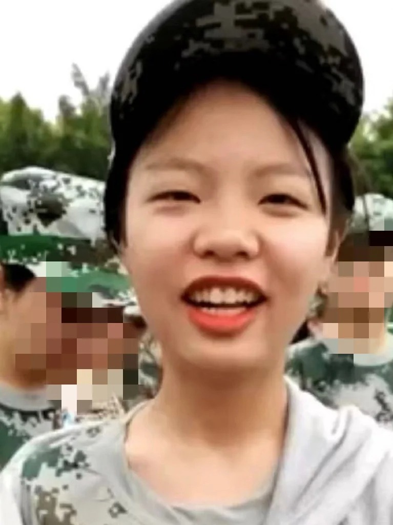 🥹大一的我也没想到我会成为美女…
p1-2是大一刚入学军训的时候
p3-4是大