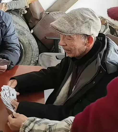 看到刘强东父亲在老家怡然自得的参加红白喜事，与老哥们一起打牌消遣，才更能体会到我