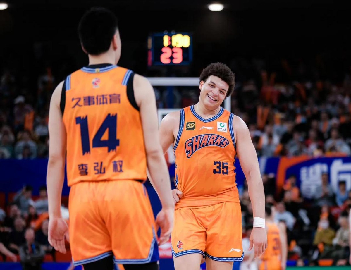 上海久事男篮赢球排名升至第11位，带队取得19胜的洛夫顿开心领取假期！
1月25