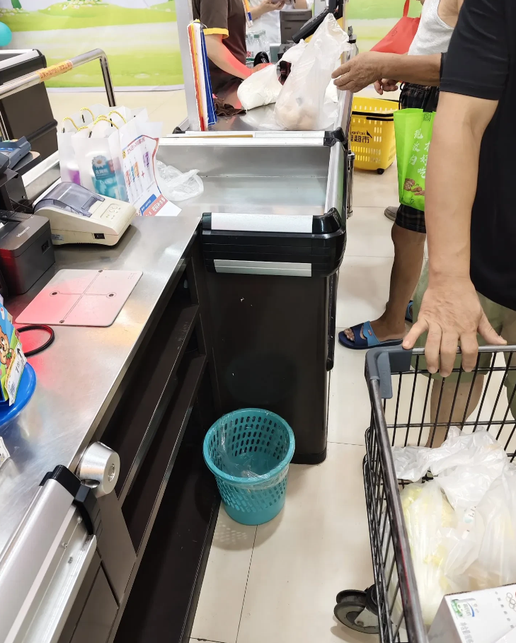 我和老公在超市购物，排队去收银台付款，一个老爷子，排在老公后面，他就只买了一袋鸡