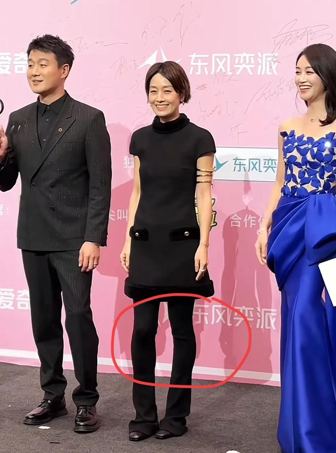 马伊琍的身材穿不了紧身裤和抹胸裙，但她本人却非常热衷于这种穿搭，缺点都被搬出来了