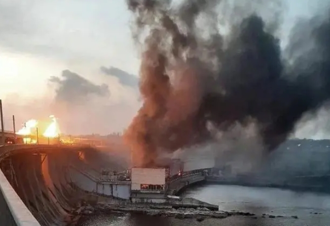 【遭俄导弹袭击的第聂伯罗水电站处于紧急状态】3月22日，国际文传电讯社报道，乌克