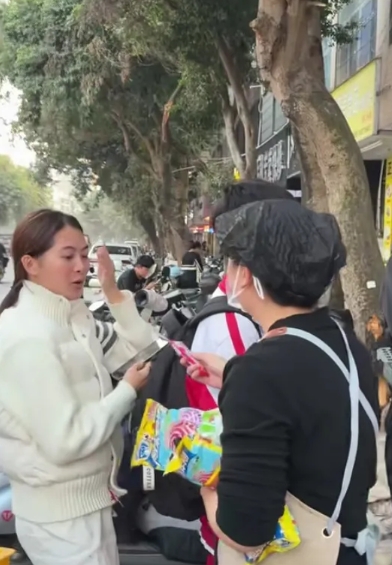 肥娟的一些做法，实在让人难以理解。随着小吃店的生意越来越火爆，来店里买东西的人排