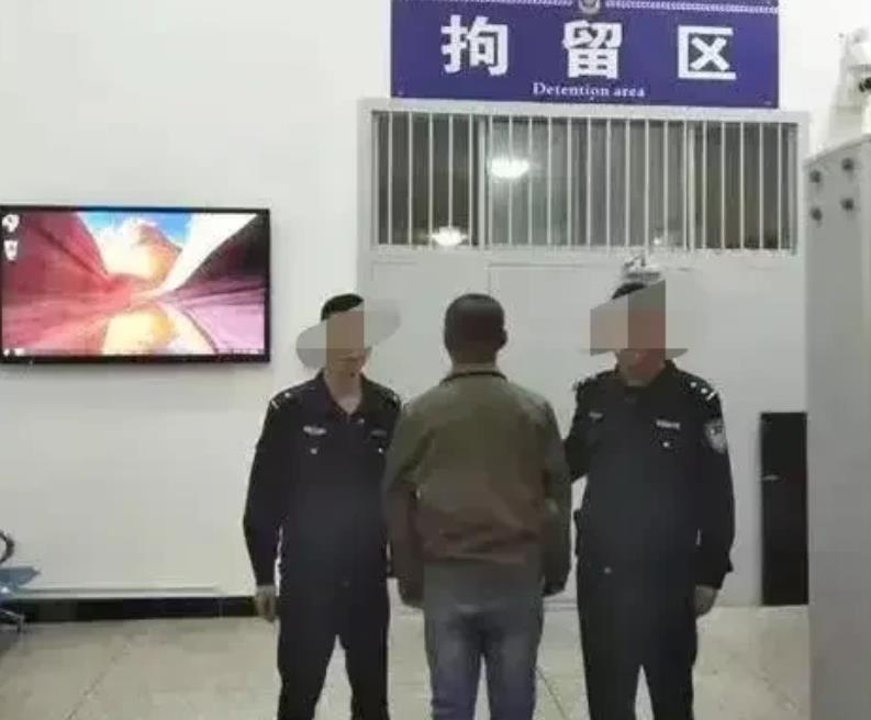 北京，某小学的学生因为被高年级的经常欺负，孩子父亲十分生气！放学后，他拦住欺凌者