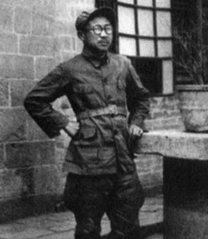 抗战某日，新四军参谋处参谋李晓光突然发起高烧，卧病在床。新四军副军长张云逸得知消