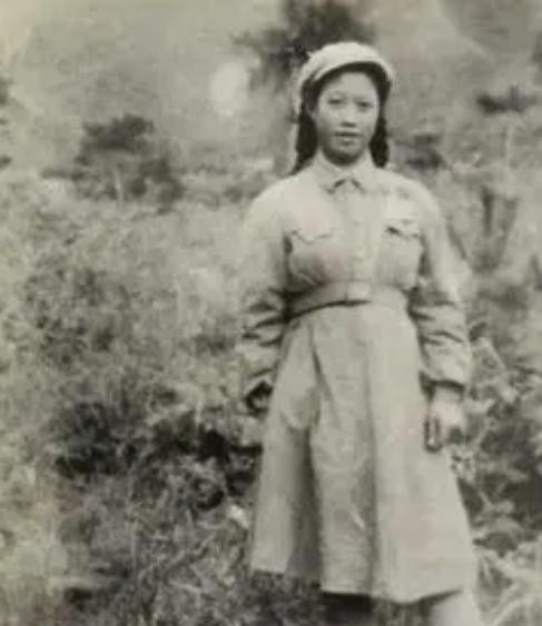 1952年，上甘岭战役期间，年仅16岁的王清珍是一位勇敢无畏的护士。她刚从医学院