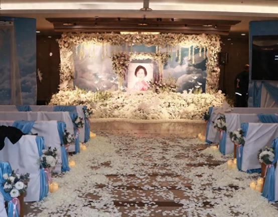 琼瑶葬礼现场林心如现身，赵薇送花篮。
 
琼瑶走了，带走了一代人的思念。
 
从