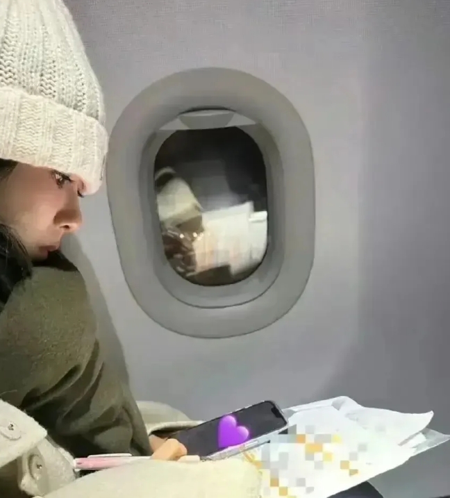 这位明星小美女多敬业啊！飞机上也不休息，戴着帽子，依然可以看到她清秀的脸庞，一双