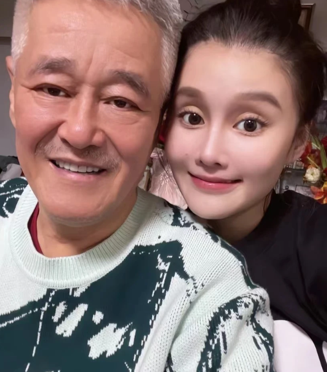 在赵本山家，有一个不成明的规定，就是女儿球球不能管家里的保姆叫保姆。一次球球好奇