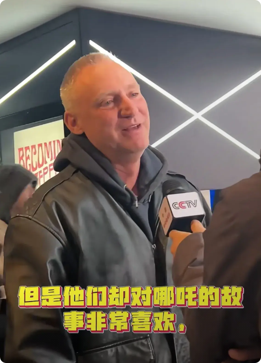 记者在美国街头随机采访观众："请问看完《哪吒2》后您最大的感受是？"  
一位大