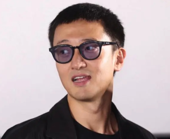 王传君交罚款为女儿摘柿子，上周末王传君带女儿公园玩耍，小孩对公园内柿子树上的柿子