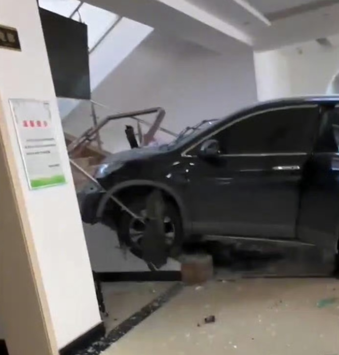 半年四次违章的辽宁女司机，驾车进医院时误踩油门造成1死1伤！目击者：进院时还和别
