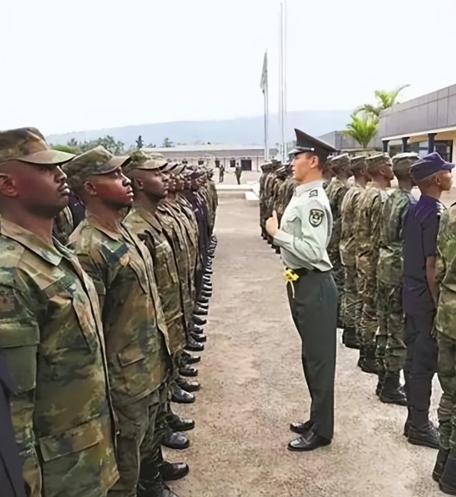 卢旺达士兵在石家庄陆军指挥学校，主要学三项技能，即可横扫非洲。
第一，纪律，纪律