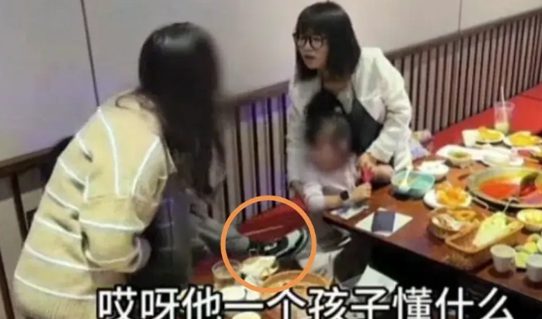 餐馆里，一位男孩一直在用脚踢相邻餐桌的一位小女孩，女孩的家长提醒了男孩几次，但是